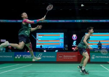 KUALA LUMPUR 11 JANUARI 2024 - Aksi pemain beregu lelaki Malaysia, Aaron Chia dan Soh Wooi Yik sewaktu menentang pemain Malaysia, Goh Sze Fei dan Nur Izzuddin pada perlawanan Kejohanan Badminton Terbuka Malaysia 2024 di Axiata Arena Bukit Jalil di sini, hari ini. GAMBAR: FARIZ RUSADIO