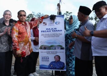 ABDUL Fattah Abdullah (dua kiri) semasa Majlis Pecah Tanah MyAngkasa Villa di Kampung Lubuk Nibong, Bachok, Kelantan, hari ini. UTUSAN/TOREK SULONG