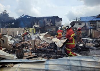 ANGGOTA Bomba berusaha memadamkan sepenuhnya kebakaran melibatkan rumah di Jalan Sultanah Zainab berhampiran Istana Kota Lama, Kota Bharu, Kelantan hari ini-UTUSAN/MUSTAQIM MOHAMED