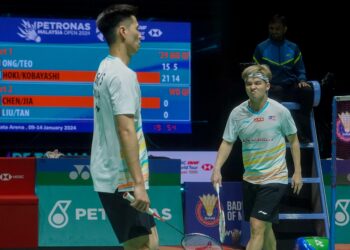 KUALA LUMPUR 12 JANUARI 2024 - Aksi pemain beregu lelaki Malaysia, Ong Yew Sin dan Teo Ee Yi sewaktu menentang pemain Jepun, Takuro Hoki dan Yugo Kobayashi pada perlawanan Kejohanan Badminton Terbuka Malaysia 2024 di Axiata Arena Bukit Jalil di sini, hari ini. GAMBAR: FARIZ RUSADIO