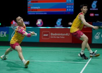 KUALA LUMPUR 12 JANUARI 2024 - Aksi pemain beregu lelaki Malaysia, Aaron Chia dan Soh Wooi Yik sewaktu menentang pemain Korea Selatan, Kang Min Hyuk dan Seo Seung Jae pada perlawanan Kejohanan Badminton Terbuka Malaysia 2024 di Axiata Arena Bukit Jalil di sini, hari ini. GAMBAR: FARIZ RUSADIO