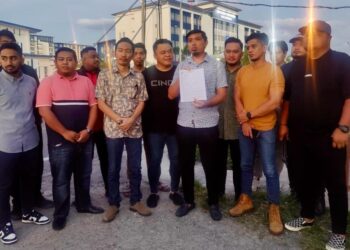 ALIAS Wan Jailani (tengah) bersama pimpinan Armada Sabah semasa membuat laporan polis di Balai Polis Tanjung Aru, baru-baru ini.