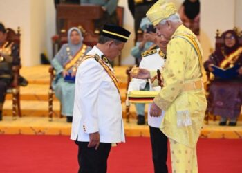 TUANKU Muhriz Ibni Almarhum Tuanku Munawir menganugerahkan Darjah Seri Utama Negeri Sembilan (SUNS) yang membawa gelaran Datuk Seri Utama kepada Aminuddin pada Istiadat Pengurniaan Darjah Kebesaran, Bintang dan Pingat sempena ulang tahun hari keputeraan baginda Ke-76 yang diadakan di Balairung Seri, Istana Besar Seri Menanti, Kuala Pilah hari ini.-GAMBAR/JABATAN PENERANGAN NEGERI SEMBILAN