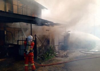 ANGGOTA bomba melakukan tugas pemadaman api dalam kejadian kebakaran di Taman Jujur, Sikamat, Seremban pagi tadi.