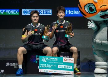 KUALA LUMPUR 14 JANUARI 2024 - Pemain beregu lelaki China, Liang Wei Keng dan Wang Chang bergambar selepas menjuarai perlawanan akhir beregu lelaki pada Kejohanan Badminton Terbuka Malaysia 2024 di Axiata Arena Bukit Jalil di sini, hari ini. GAMBAR: FARIZ RUSADIO