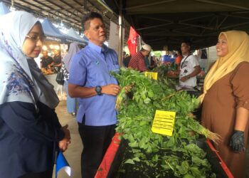 ABD. Rahman Mahmood (dua kiri) semasa meninjau gerai jualan sayur-sayuran pada Program Jualan Agro Madani di Pusat Transformasi Luar Bandar (RTC) Tunjong, Kota Bharu,Kelantan.UTUSAN/ROSMIZAN RESDI