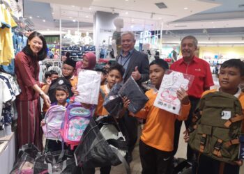 PENGURUS Besar Kanan, Malaysia Airports, Mohd. Arif Jaafar (tengah) bersama Pengurus Besar Komunikasi Korporat, Malaysia Airports, Shukreen Ma (kiri) dan Timbalan Pengerusi Yayasan Mykasih, Jeff Perrera (kanan) menyantuni pelajar SK Kota Warisan, Sepang, Selangor yang menerima sumbangan persekolahan menerusi program MYAirportCARES Ceria Kembali ke Sekolah di sebuah pasar raya di Nilai, Seremban, semalam.-UTUSAN/NUR SHARIEZA ISMAIL.