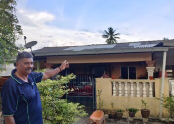 S. RAVI Chandran menunjukkan zink bumbung rumahnya di Taman Melor, Batang Benar, Seremban yang telah dibaik pulih berikutan kerosakan yang dialami akibat kejadian ribut yang berlaku semalam.-UTUSAN/NUR SHARIEZA ISMAIL.