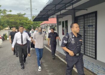 LIMA individu dibawa ke Mahkamah Majistret Port Dickson hari ini bagi didakwa atas pertuduhan penipuan dalam menawarkan pinjaman tidak wujud pada bulan November tahun lalu.-UTUSAN/NOR AINNA HAMZAH.