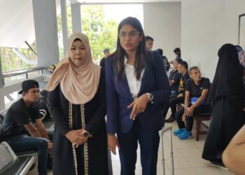 PIHAK peguam berbincang dengan ibu Baby Syifaa, pada prosiding inkues kematian Baby Syifaa di Mahkamah Koroner Seremban hari ini.-UTUSAN/NOR AINNA HAMZAH