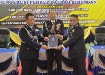 AHMAD Dzaffir Mohd. Yussof (tengah) menyaksikan serah terima tugas di antara Arifai (kiri) dan Mohamad Hatta (kanan) di IPD Seremban, Seremban hari ini.-UTUSAN/NOR AINNA HAMZAH.