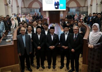 DR. MOHD. Na'im Mokhtar (tengah) bergambar selepas Program Syarahan Malaysia Harmoni Siri 1 2024 di Universiti Sains Islam Malaysia (USIM), Nilai, Seremban hari ini.-UTUSAN/NUR SHARIEZA ISMAIL.