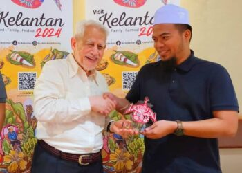 KAMARUDDIN Md. Nor (kiri) menyampaikan plak penghargaan kepada salah satu rakan strategik yang menjayakan TMK 2024 di Kota Bharu, Kelantan malam tadi. UTUSAN/MUSTAQIM MOHAMED