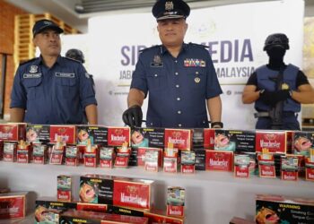 MOHAMMAD Hafiz Ishak (dua dari kanan) menunjukkan sebahagian rokok lari cukai yang dirampas semasa sidang akhbar di pejabat JKDM Negeri Sembilan di Seremban 2, Seremban hari ini.-UTUSAN/NUR SHARIEZA ISMAIL.