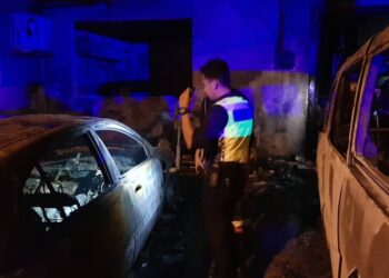 Pasukan Polis menjalankan pemeriksaan di lokasi kebakaran di Merinding Garden, Labuan hari ini.-Ihsan PDRM