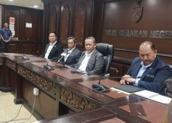 AMINUDDIN Harun pada sidang akhbar selepas mempengerusikan Mesyuarat Mingguan Exco di Wisma Negeri, Seremban hari ini.-UTUSAN/NUR SHARIEZA ISMAIL.