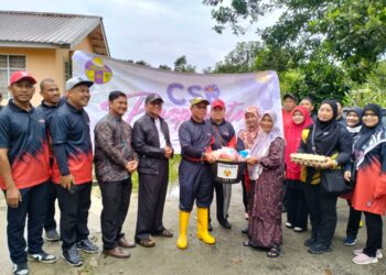 Mohd. Daud Isa (lima kiri) menyampaikan bakul makanan kepada asnaf yang terjejas dengan banjir di Kampung Kelapa Wangi, Pasir Mas, Kelantan-UTUSAN/ROHANA ISMAIL.