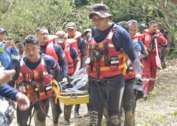 ANGGOTA SAR mengangkat mayat B. Thiagu yang ditemukan tengah hari tadi selepas terjatuh di Sungai Muar dalam kejadian di pekan Rompin, Jempol, malam semalam.