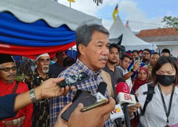 MOHAMAD Hasan ketika ditemui pemberita selepas hadir ke majlis Kenduri Rakyat DUN Kota di Pusat Khidmat Masyarakat ADUN Kota di Rembau hari ini.-UTUSAN/BADRUL HAFIZAN MAT ISA.