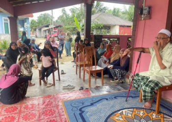 SEBAHAGIAN ahli keluarga sedang menunggu ketibaan jenazah Muhammad Shafiq untuk dikebumikan di Kampung Wakaf, Pasir Puteh, Kelantan hari ini.UTUSAN/TOREK SULONG