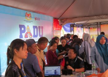 MASYARAKAT Orang Asli mengambil peluang mendaftar Padu sempena Program Jelajah eKasih di padang Dewan Kompleks Serbaguna Majlis Daerah Gua Musang (MDGM) di Gua Musang, Kelantan hari ini.UTUSAN/AIMUNI TUAN LAH.