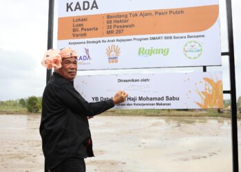 MOHAMAD Sabu menurunkan tanda tangan sebagai gimik perasmian Projek SMART SBB Ala Sekinchan Lembaga Kemajuan Pertanian Kemubu (KADA) di bendang Tok Ajam, Pasir Puteh, Kelantan hari ini-UTUSAN/KAMARUL BISMI KAMARUZAMAN.