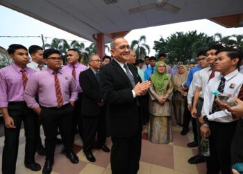 MOHD. Zamri Abdul Aziz (tengah) melontarkan kata-kata semangat kepada calon-calon yang akan menduduki ujian bertulis SPM 2023 di Sekolah Menengah Kebangsaan (SMK) Dato' Ahmad Maher, Kota Bharu, Kelantan-UTUSAN/KAMARUL BISMI KAMARUZAMAN.