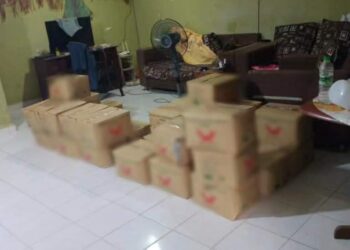 BUNGKUSAN minyak masak peket bersubsidi yang disimpan tanpa kebenaran sah di sebuah rumah di Taman Harian, Guchil Bayam, Kota Bharu, Kelantan-IHSAN KPDN KELANTAN.