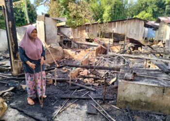 MEK Kaji Waman tinggal sehelai sepinggang selepas rumahnya terbakar di Kampung Chicha Tinggi, Pasir Mas, Kelantan hari ini-UTUSAN/ROHANA ISMAIL.