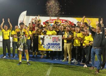 PEMAIN pasukan SMK Gunung Rapat meraikan kejayaan muncul juara Piala XOX di Ipoh semalam. - UTUSAN/AZIZAN HASHIM