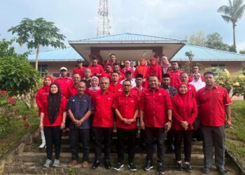 Haris Salleh Hamzah (depan, tengah) bersama ahli jawatan kuasa UMNO Bahagian ketika program turun lapangan bertemu penduduk di Felda Jengka 13, Jerantut hari ini. - HARIS FADILAH AHMAD