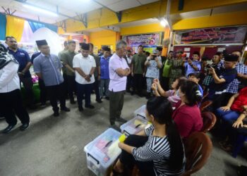 AL-SULTAN Abdullah Ri’ayatuddin Al-Mustafa Billah Shah mencemar duli menyantuni mangsa banjir di PPS Sekolah Menengah Kebangsaan (SMK) Sungai Lembing di Kuantan, Pahang. - UTUSAN/SHAIKH AHMAD RAZIF