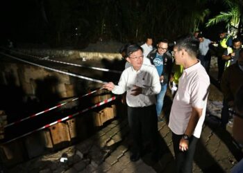 CHOW Kon Yeow (kiri)  meninjau kawasan tapak paip gantian bagi merentasi Sungai Perai di Seberang Perai, Pulau Pinang, malam semalam.