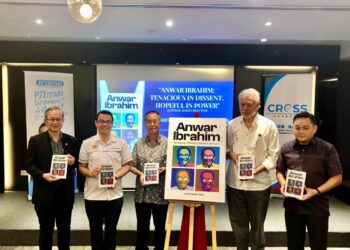 BOO TEIK (tengah) bersama dengan Ahmad Fahmi (kanan),  Chean Chung dan Boon Chye (kiri) ketika majlis pelancaran buku tersebut di Petaling Jaya - IHSAN ABIM