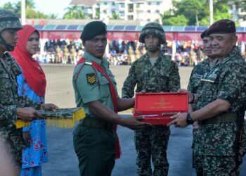 MAZLAN Abdul Rahman menerima penganugerahan daripada  Muhammad Hafizuddeain Jantan sempena Majlis Perbarisan Tamat Latihan Perajurit Muda Lelaki Siri 198/23 di Padang Kawad, Pusasda.