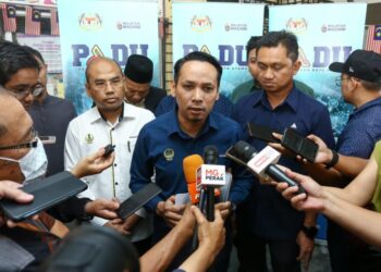 MOHD. Azlan Helmi ditemui pemberita pada kempen membantu rakyat mendaftar Pangkalan Data Utama (PADU) di Ipoh hari ini. - 
UTUSAN/MUHAMAD NAZREEN SYAH MUSTHAFA