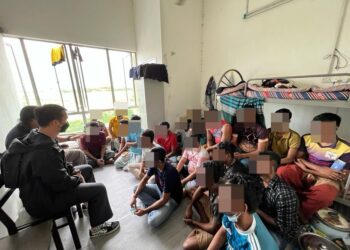 21 lelaki Bangladesh diselamatkan JIM dalam operasi membanteras kegiatan pemerdagangan orang di sebuah premis rumah kedai di Klang, Selangor.