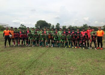 BARISAN pasukan Lestari Vipers FC dan Ombak FC pada pertandingan akhir liga persahabatan pasukan bawah 14 tahun di Shah Alam, Selangor.