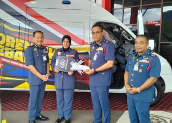 SAYANI Saidon (dua dari kiri) menyerahkan replika kunci kenderaan penyiasatan kebakaran (FFV) model Weststar Maxus kepada Penolong Pengarah Bahagian Penyiasatan Kebakaran, Wan Nazlis Wan Ismail pada Majlis Amanat Pengarah JBPM Perak di Ibu Pejabat JBPM Perak di Bandar Meru Raya, Ipoh hari ini. - UTUSAN