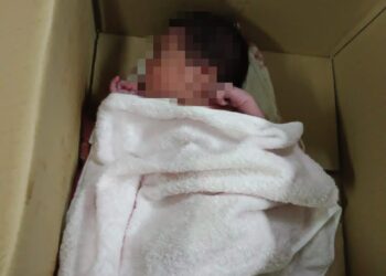 BAYI perempuan yang ditemukan dalam kotak di sebuah pusat pengajian agama di Selama semalam. - UTUSAN