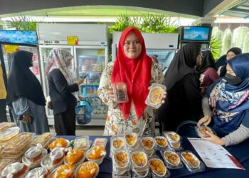 Noorwarda Mohd. Noor menjual pelbagai jenis menu makanan dengan harga RM3 di Jalan Datuk Kumbar, Alor Setar. – UTUSAN/JAMLIAH ABDULLAH