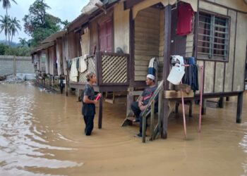 KAWASAN Madrasah Addiniah Azzakiah di Kampung Lubuk Periuk, Hulu Terengganu  yang dinaiki air selepas hujan lebat semalam. – UTUSAN /NOOR HAYATI MAMAT