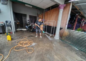 MD HAIRUL NIZAM OTHMAN yang merupakan penduduk di Taman Aman, Kota Tinggi di sini mengambill kesempatan membersihkan kediamannya ketika cuaca baik.