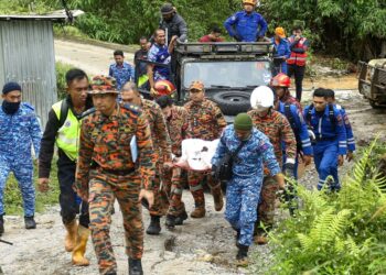 PASUKAN mencari dan menyelamat membawa keluar mayat mangsa kedua kejadian tanah runtuh di Batu 59, Kampung Raja, Cameron Highlands, Pahang, semalam. - UTUSAN/MUHAMAD NAZREEN SYAH MUSTHAFA