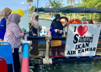 WAN Badariah Wan Saad (kanan) meninjau kolam ikan sewaktu Program Sambutan Pelancong Sempena Tahun Melawat Perlis 2024/2025 (TMPs) di Santuari Ikan Air Tawar Timah Tasoh, Padang Besar, Perlis, semalam.- UTUSAN/ASYRAF MUHAMMAD