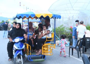 PERKHIDMATAN choley mendapat sambutan hebat sempena cuti persekolahan baru-baru ini di Kampung Warna-Warni Kampung Seberang Ramai, Kuala Perlis.- UTUSAN/IZLIZAN OTHMAN