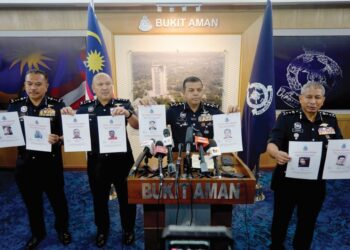 AYOB Khan Mydin Pitchay (dua dari kanan) bersama pegawai kanan polis menunjukkan wajah lapan suspek yang diburu dipercayai ahli sindiket dadah terbesar di Sabah di Bukit Aman, Kuala Lumpur, semalam. - UTUSAN/FAUZI BAHARUDIN