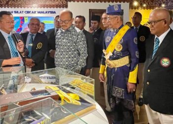 MAIDEEN Kadir Shah (dua kanan) mengiringi Pengerusi Jawatankuasa Pelancongan negeri, Datuk Mohd. Salleh Saidin (dua dari kiri) melawat Galeri Silat Cekak di Muzium Negeri Kedah. Alor Setar.