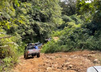 JALAN tanah merah ke Kampung Buayan, Penampang yang kini hanya boleh dilalui kenderaan pacuan empat roda