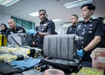 HUSSEIN Omar Khan menunjukkan barang rampasan dadah jenis Methamphetamine pada sidang akhbar di Ibu Pejabat Polis Daerah (IPD) Sepang. - UTUSAN/FAIZ ALIF ZUBIR